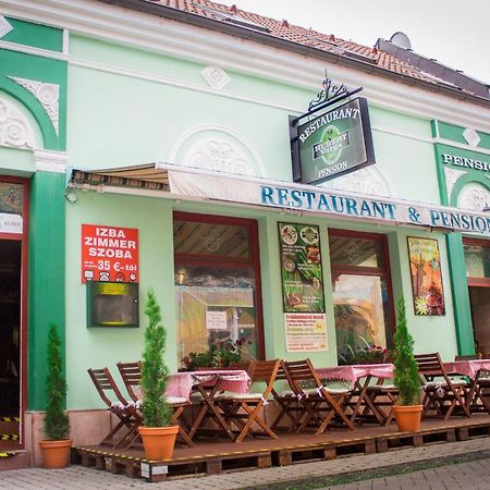 Hubert Varga Komárno Buitenkant foto